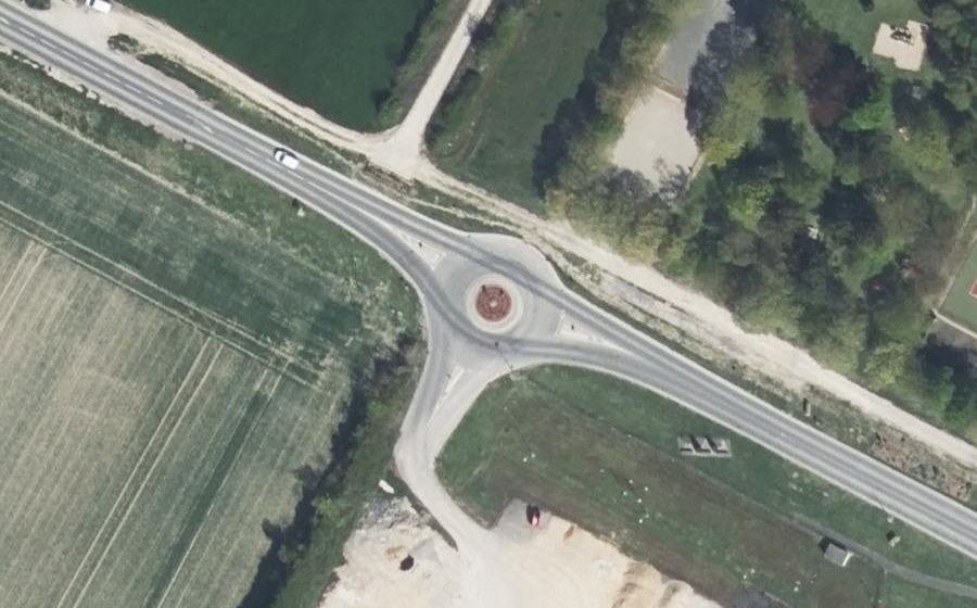 Vue aérienne du Rond-point anonyme n°237199941