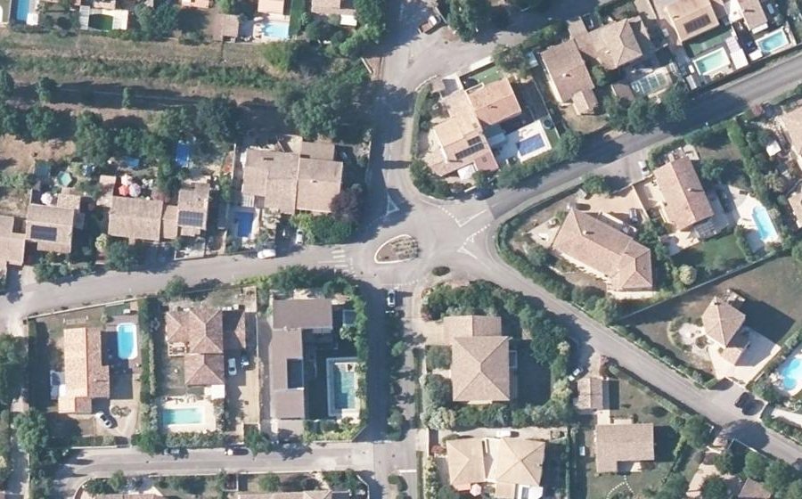 Vue aérienne du Rond-point anonyme n°237201537