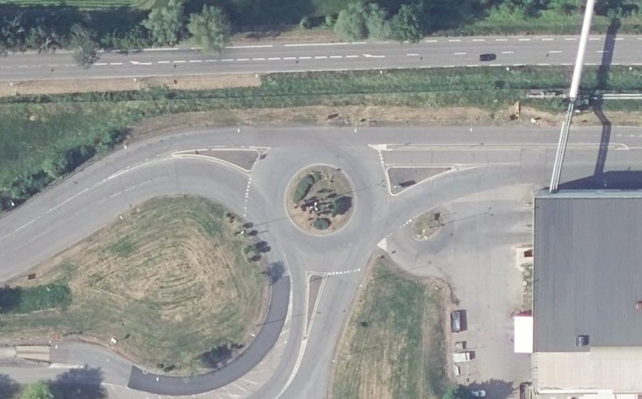 Vue aérienne du Rond-point anonyme n°237221786