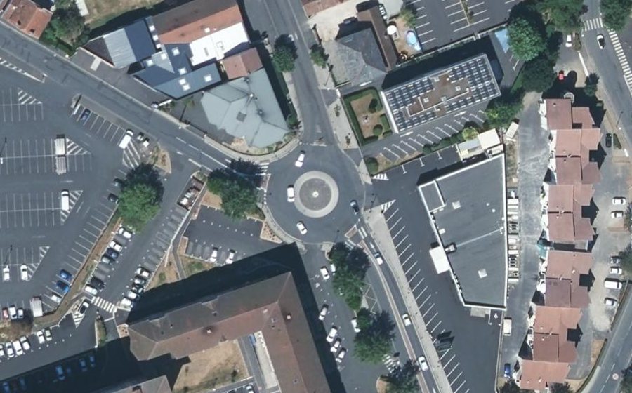 Vue aérienne du Rond-point anonyme n°237229246
