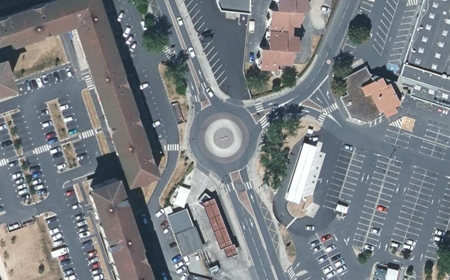 Vue aérienne du Rond-point anonyme n°237229247