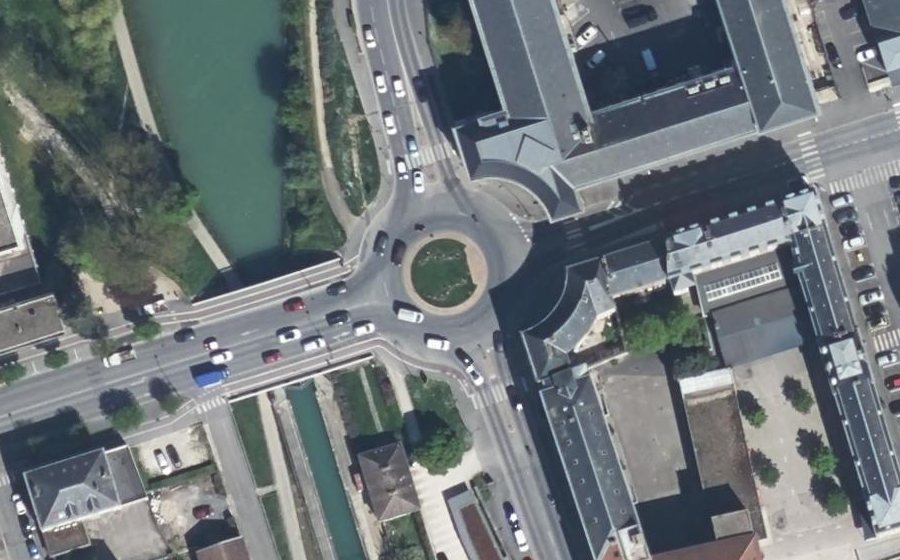 Vue aérienne du Rond-point anonyme n°23727618