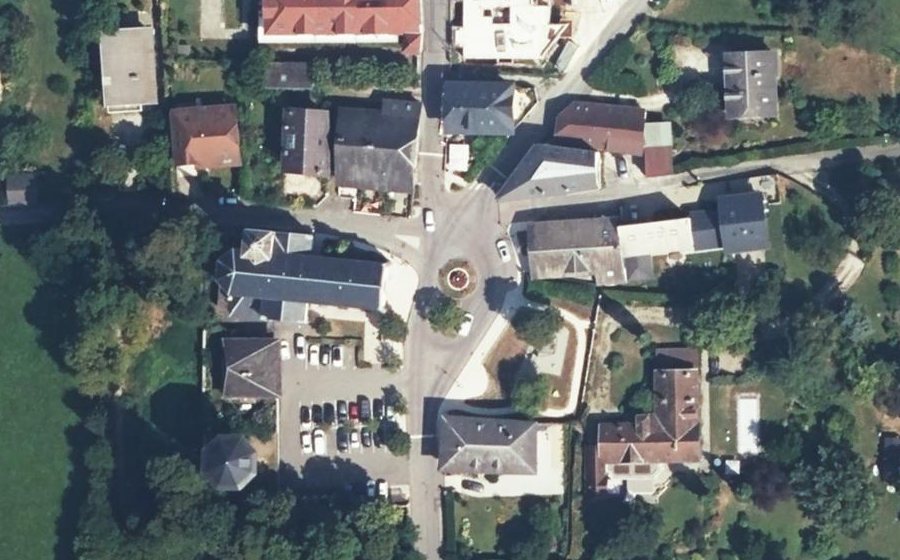 Vue aérienne du Rond-point anonyme n°237279244