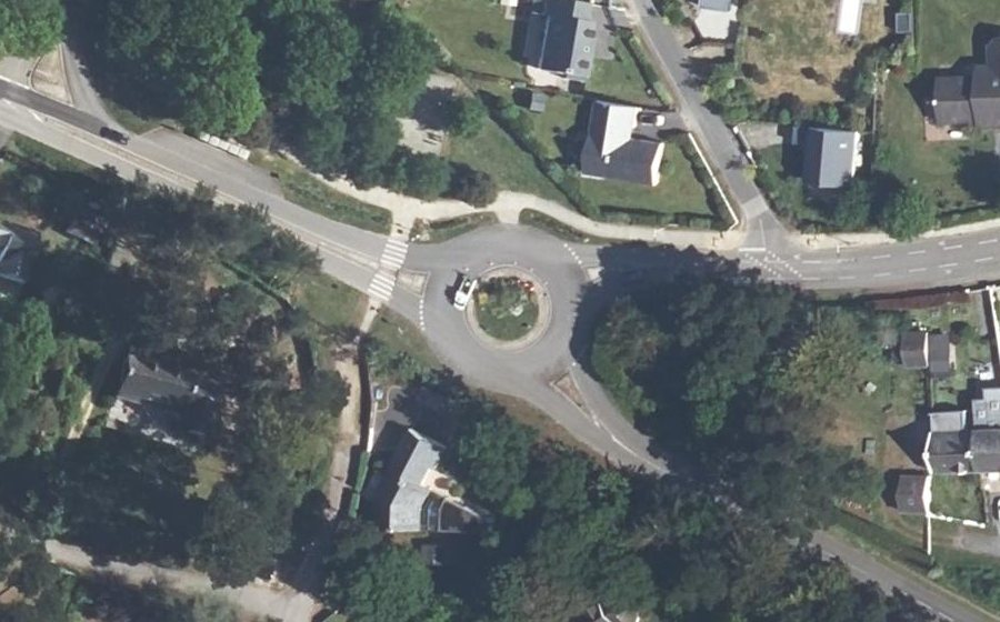 Vue aérienne du Rond-point anonyme n°237284426