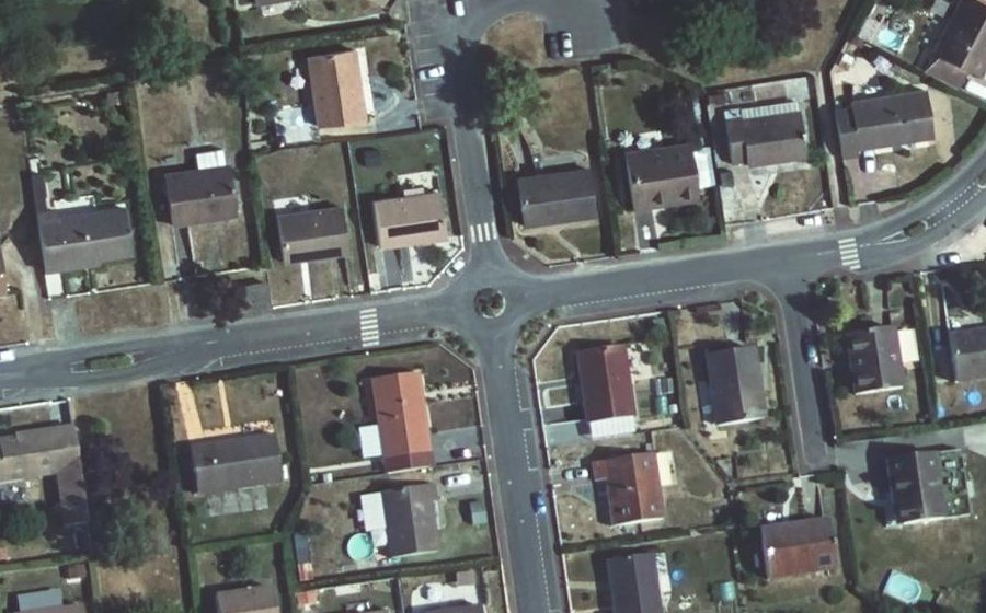 Vue aérienne du Rond-point anonyme n°237296197