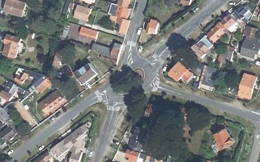 Vue aérienne du Rond-point anonyme n°237301863