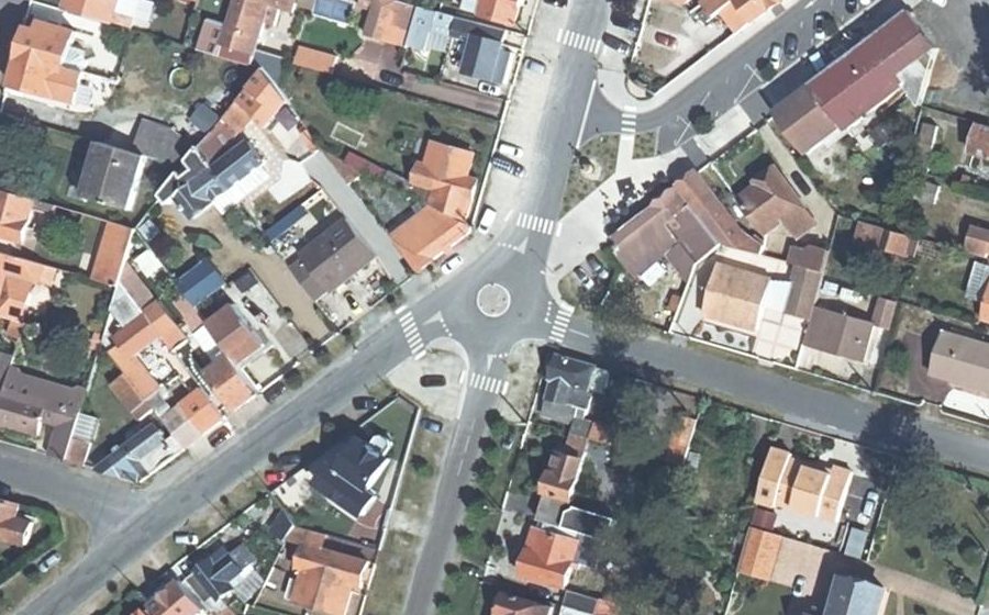 Vue aérienne du Rond-point anonyme n°237301867