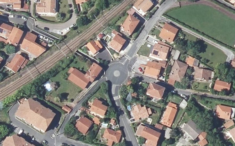 Vue aérienne du Rond-point anonyme n°237305376