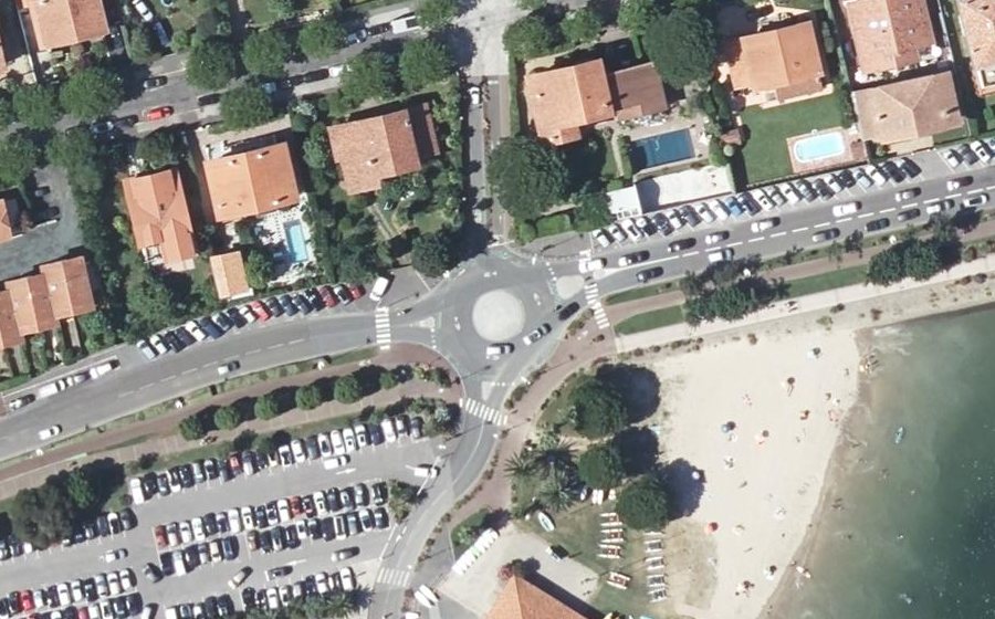 Vue aérienne du Rond-point anonyme n°237305386