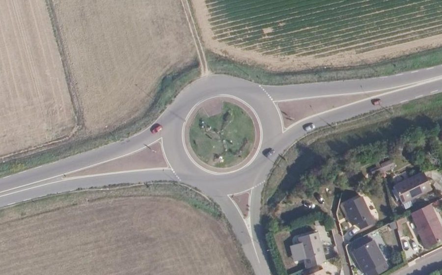Vue aérienne du Rond-point anonyme n°23734701