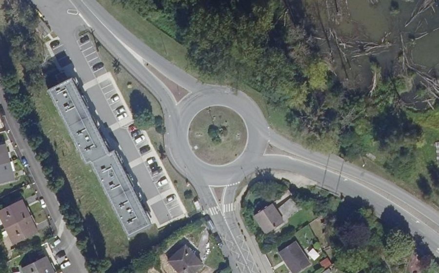Vue aérienne du Rond-point anonyme n°23735078