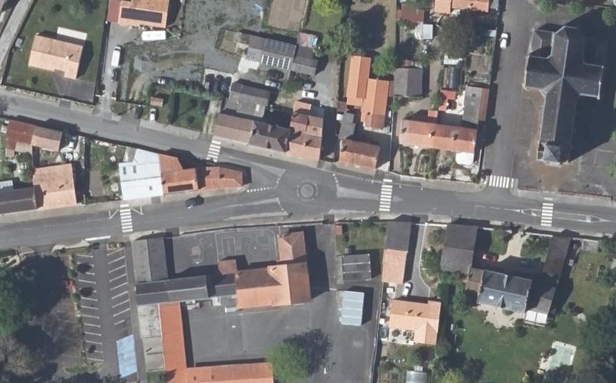 Vue aérienne du Rond-point anonyme n°237382773