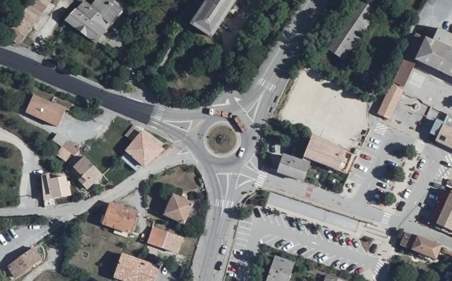 Vue aérienne du Rond-point anonyme n°23746282