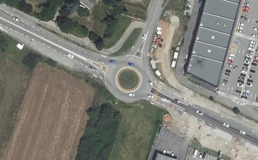 Vue aérienne du Rond-point anonyme n°237483040