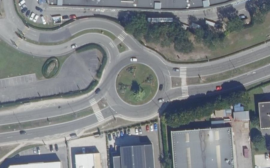 Vue aérienne du Rond-point anonyme n°23749113