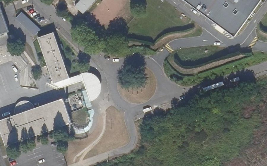 Vue aérienne du Rond-point anonyme n°237502733