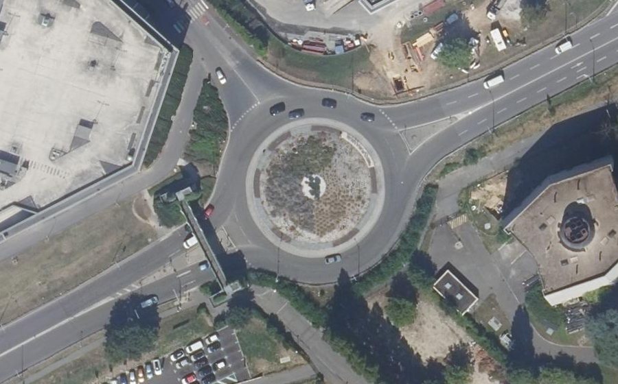 Vue aérienne du Rond-point anonyme n°237502734