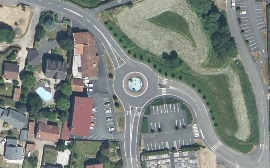 Vue aérienne du Rond-point anonyme n°23751343