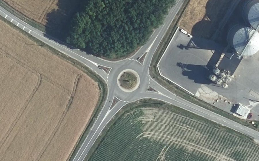 Vue aérienne du Rond-point anonyme n°237518095