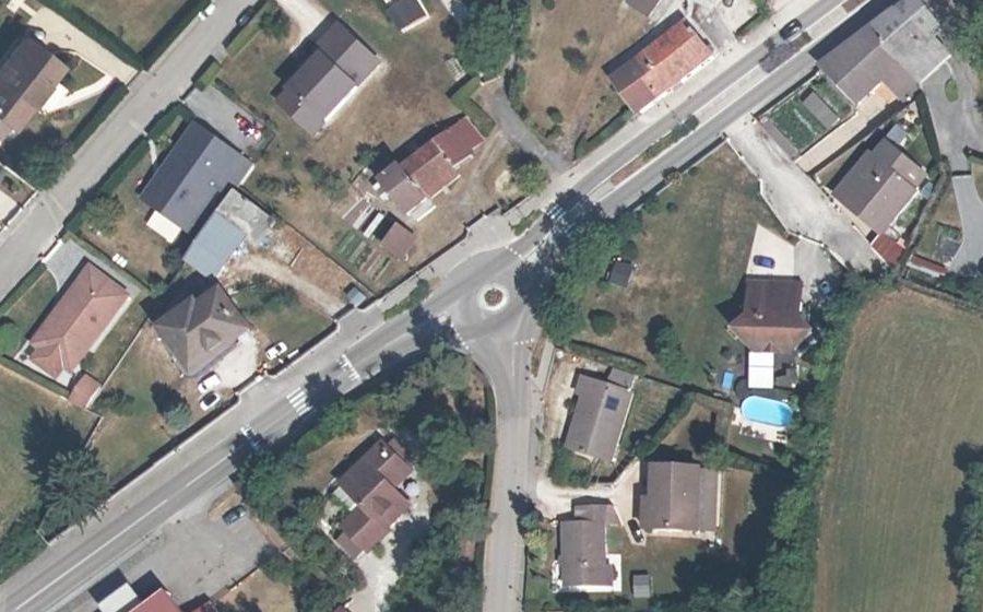 Vue aérienne du Rond-point anonyme n°237529286
