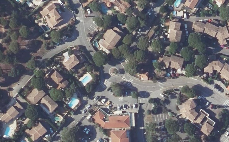 Vue aérienne du Rond-point anonyme n°237538773