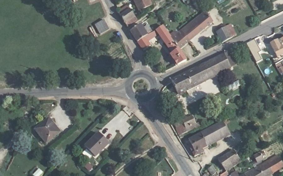 Vue aérienne du Rond-point anonyme n°237541245