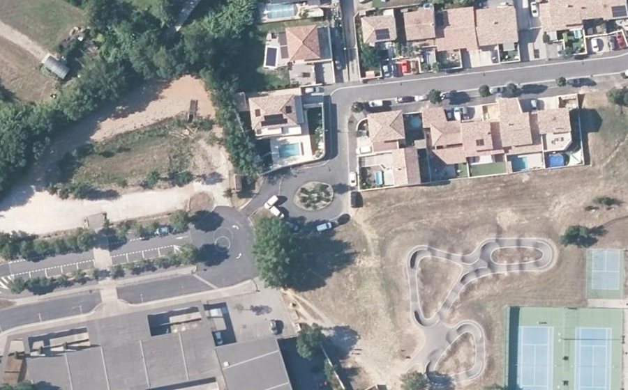 Vue aérienne du Rond-point anonyme n°237651813