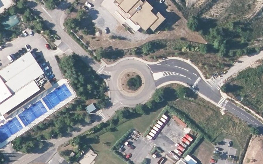 Vue aérienne du Rond-point anonyme n°237656065