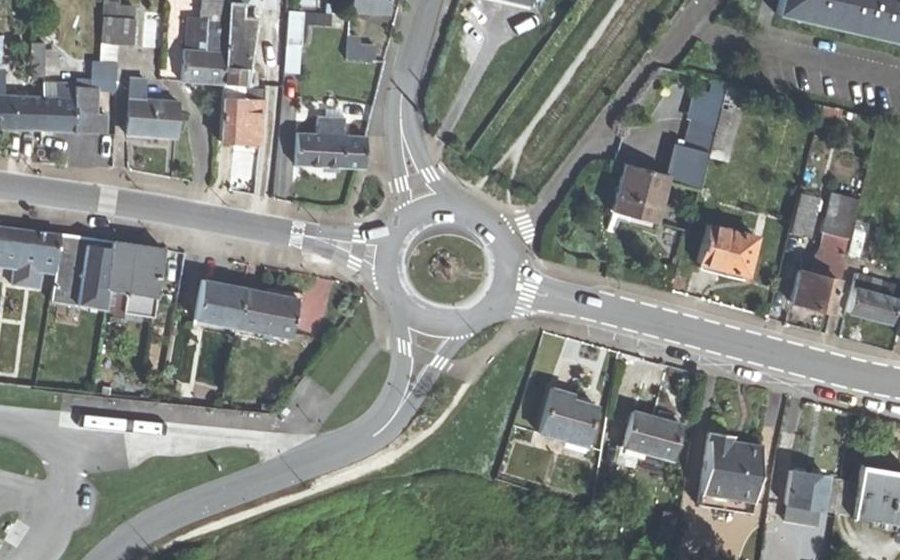 Vue aérienne du Rond-point anonyme n°237666504