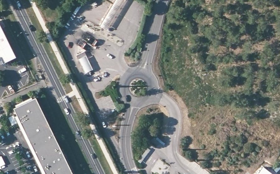 Vue aérienne du Rond-point anonyme n°237708940