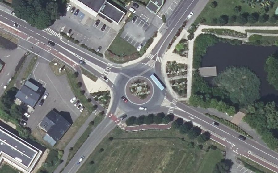 Vue aérienne du Rond-point anonyme n°23772874