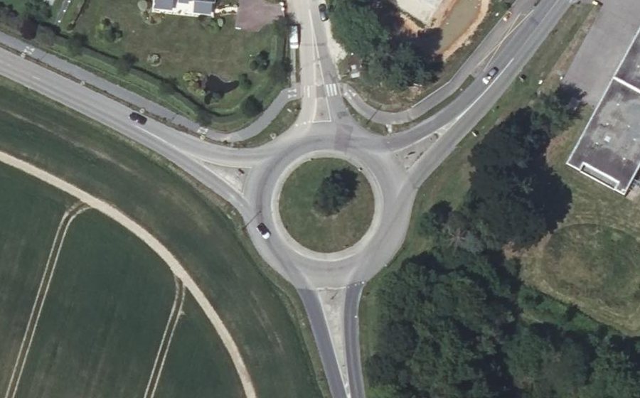 Vue aérienne du Rond-point anonyme n°23772876