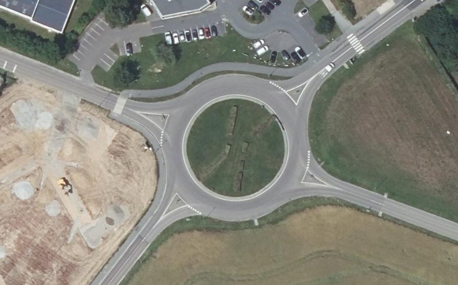 Vue aérienne du Rond-point anonyme n°23772879
