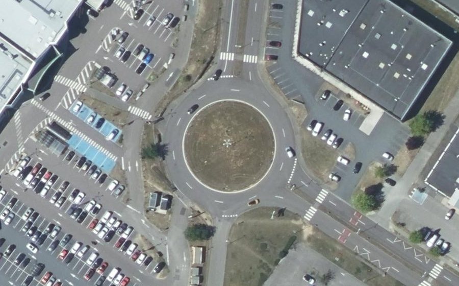 Vue aérienne du Rond-point anonyme n°23776342