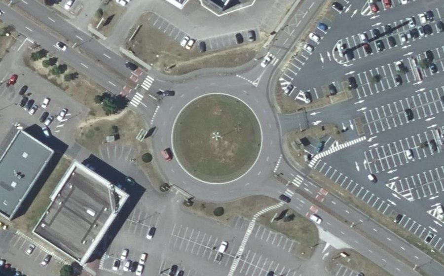 Vue aérienne du Rond-point anonyme n°23776343