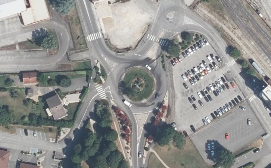 Vue aérienne du Rond-point anonyme n°237804053
