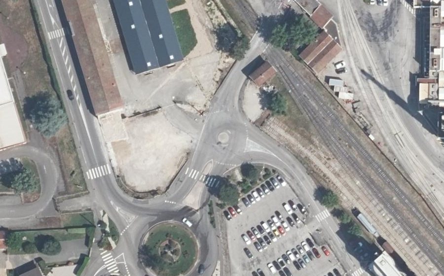 Vue aérienne du Rond-point anonyme n°237804056