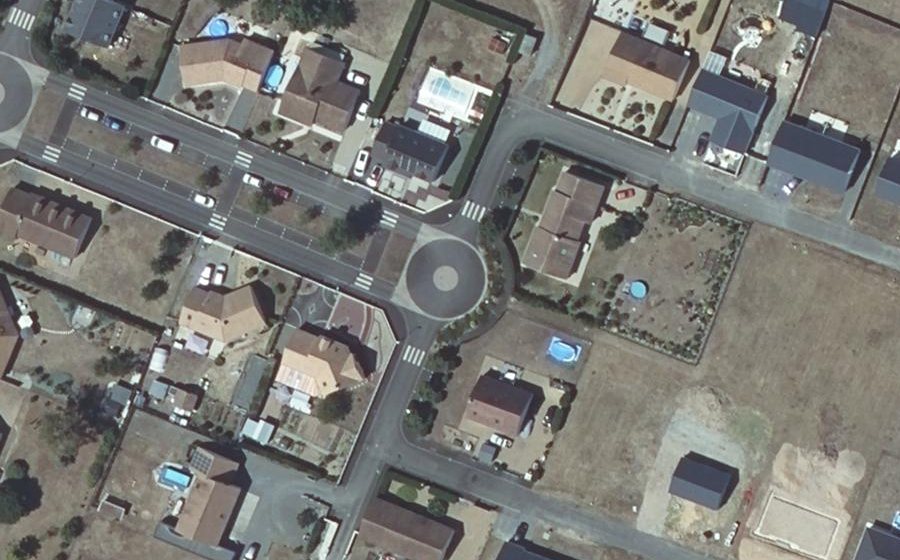 Vue aérienne du Rond-point anonyme n°237812954