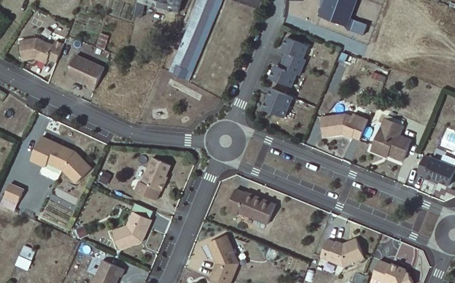 Vue aérienne du Rond-point anonyme n°237812956