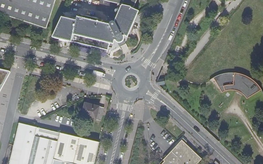 Vue aérienne du Rond-point anonyme n°237848436