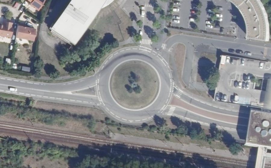 Vue aérienne du Rond-point anonyme n°23788878