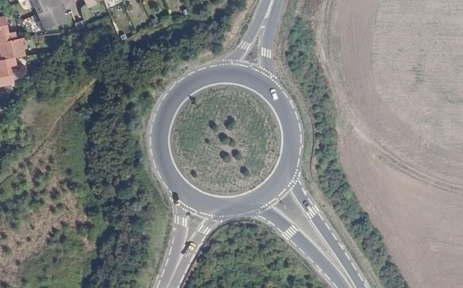 Vue aérienne du Rond-point anonyme n°23788917
