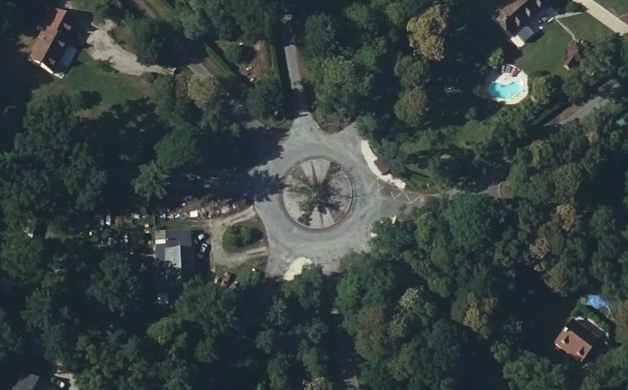 Vue aérienne du Rond-point anonyme n°237920380