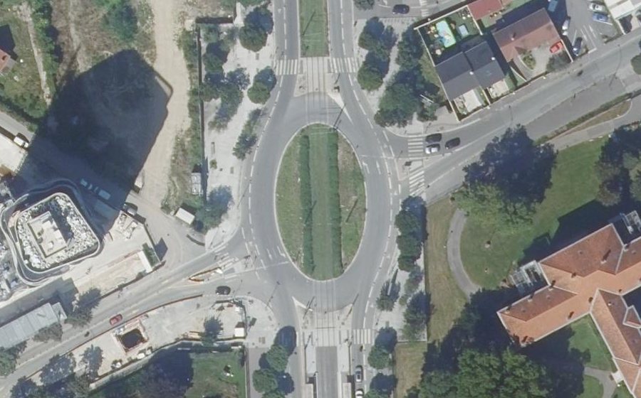 Vue aérienne du Rond-point anonyme n°237920393