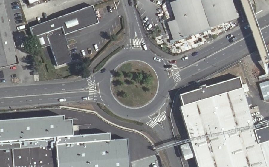 Vue aérienne du Rond-point anonyme n°23792176