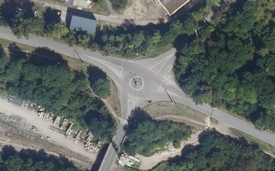 Vue aérienne du Rond-point anonyme n°23792825
