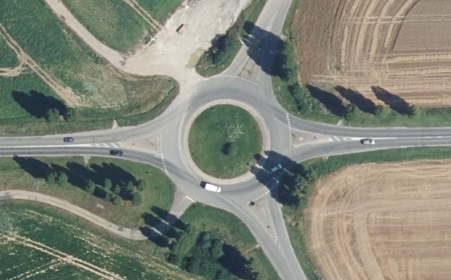 Vue aérienne du Rond-point anonyme n°237950438