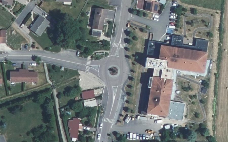 Vue aérienne du Rond-point anonyme n°237958321
