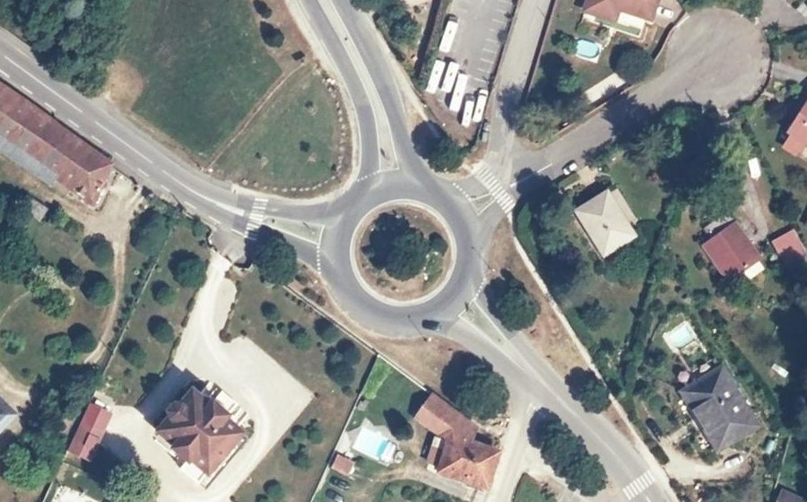 Vue aérienne du Rond-point anonyme n°23797373