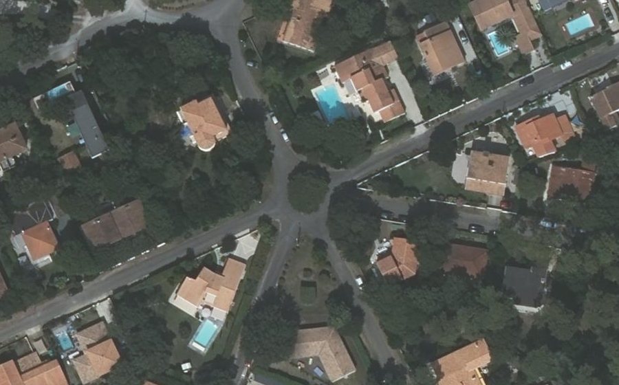 Vue aérienne du Rond-point anonyme n°238013717